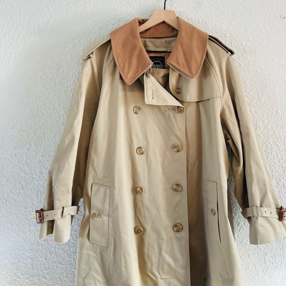 1970s Vintage Trench Coat with Fox Run Lining - Picture 4 of 16